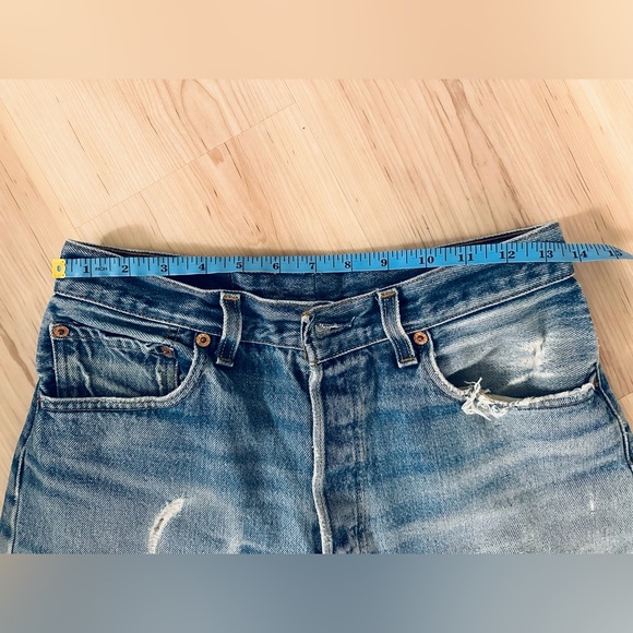 Levi’s VINTAGE 501 Jeans | Medium Wash, Destroyed - Picture 6 of 9
